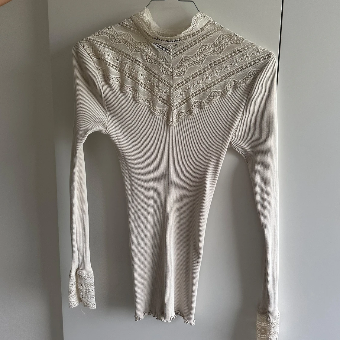 Topp med spetsdetalj