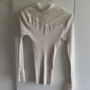 Topp med spetsdetalj - Väldigt fint skick! 