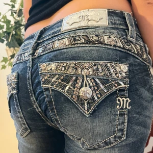 Miss Me  - (17) Glittriga vintage Miss me jeans! Perfekt för dig som är lite längre, modellen är hon är bara 164. De är bootcut. Waist: 25 Modell: Standard Boot Midjemått tvärs över: 33-34cm  Innerbenslängd: 81cm  Bootcut Bredd ner: 21cm  Säljer även andra par💓