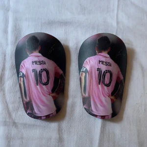 Messi benskydd  - Helt nya oöppnade  10*6 cm  Perfekt för barn/ungdomar eller den som inte vill ha stora klumpiga benskydd 