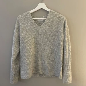 v ringad stickad tröja  - aldrig använd, nypris 399