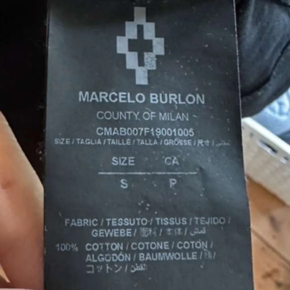 Marcelo Burlon i nyskick Storlek S Pris kan diskuteras vid snabb affär. Tröjor & Koftor.