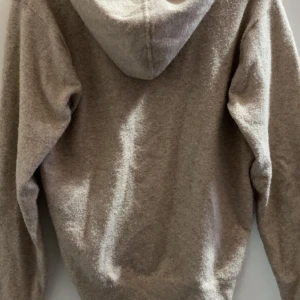 Stickad tröja - Tjena, säljer nu en riktigt skön tröja i storlek 158/164 men den är lite stor i storleken så  passar dig som är runt 160-175 riktigt fet och till ett riktigt bra pris. Förhandling är möjligt vid snabb affär// hör av dig vid frågor 😊