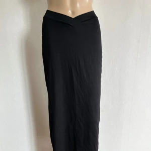 Mjuk stretchiga svart Långkjol med slits retro 90-tal  - Inget att anmärka på 