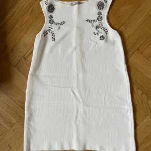 Klänning - Jättesöt klänning från Zara knit med fina broderier och detaljer!💕💕