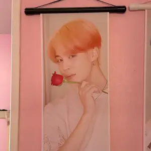 Säljer en fin wall fabric poster på Jimin från BTS. Så det är poster med tyg material. Köpt i Japan. I fint skick.  Längd: 47cm Bredd: 20cm.  Katter finns i hemmet