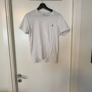 Vit t-shirt från Polo Ralph Lauren - Säljer en klassisk vit t-shirt från Polo Ralph Lauren i storlek S.