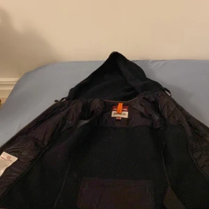 Parajumpers väst - Jätte bra väst och snygg använd typ 10 gånger för köpt den för liten och växte ut den snabbt. Finns ett litet hål i högra fickan som bara märks om man känner de går inte och se. Priset kan sänkas om det är snabb och smidig affär