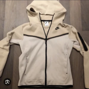 Nike tech fleece  - Säljer min Nike tech i bra skick å fin färg  Pris kan diskuteras  Bytesaffär funkar