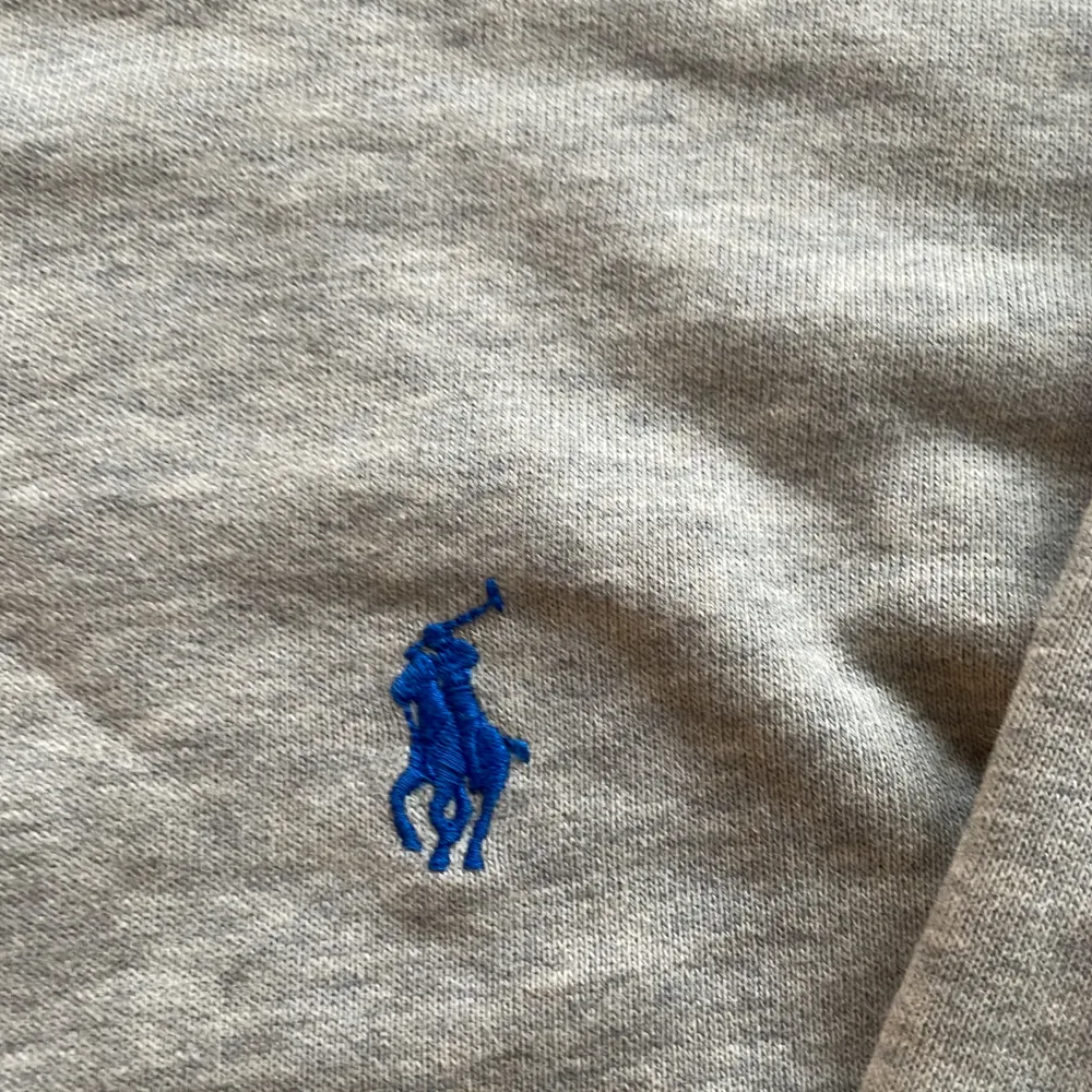 Säljer min Ralph Lauren tröja i väldigt gott skick då den e för liten för mig. Storleken är M men den sitter som S passar säkert XS. Hör av er vid minsta lilla fråga😊. Tröjor & Koftor.