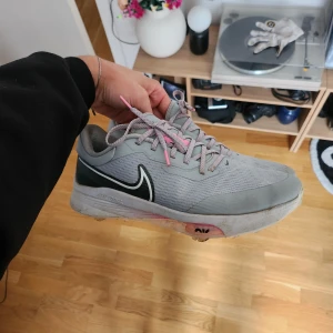 Nike Air Zoom Infinity Tour Next% - Säljer då jag skaffat andra, men dessa är sjukt sköna och har väldigt bra grepp på banan. Tvättar shälvklart innan de skickas! Har inte kvar kartongen. 