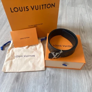 Louis Vuitton Bälte - Louis Vuitton Bälte - Storlek 90 - Kommer med allt og samt kvitto, köpt på Louis Vuitton i Stockholm - Bara att höra av dig för fler bilder/frågor