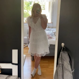 klänning - Säljer denna söta klänningen som är köpt på plick för ca 2 månader sedan. Använd en gång och är därför i väldigt bra skick. Sitter normalt i storleken 