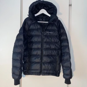 Peak Preformance M Tomic Jacka - Svart peak performance jacka, storlek S, använd en säsong.  Den är lappad på armen(bild 5) som knappt syns. Annars en asbra vinterjacka.