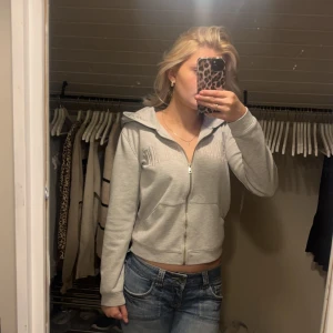 Zipp hoddie - En zip hoddie i stl xs märket e oklart köpte den i usa och fint skick 