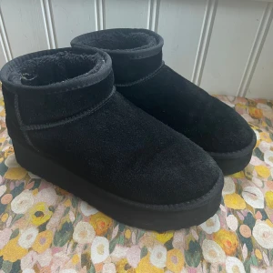 Svarta fejk uggs  - Jag säljer mina svarta fejk uggs från Duffy. Jag hade dem under förra vintern  men det finns inga synliga tecken på användning. Det är en plattform sko och dom är lite vatten avstötande. Jag säljer dem pågrund av att jag köpt en annan modell.