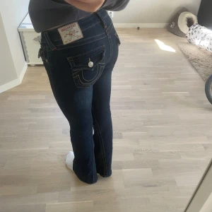 True religion  - Säljer nu dessa snygga jeans ifrån märket true religion. W27 L32. Inga defekter. Bra skick! Hör av er för fler bilder och info. 