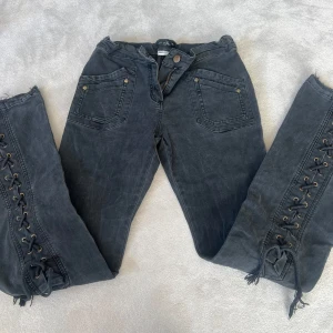 Låg midjade jeans med snörning  - Så coola lågmidjade jeans med snörning köpta secondhand. Storlek M men går att spänna in i midjan så passar storlek 34-36❤️