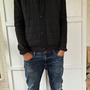 Jacka i ull - Grå jacka från Massimo Dutti. 96% ull, 4% cashmere.  Mycket bra skick & mycket skön.  Säljes då den tyvärr är lite för kort på längden nu. 