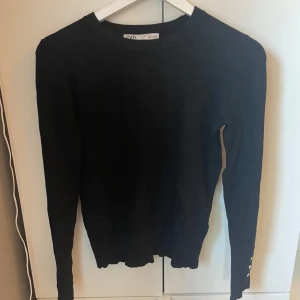 Zara tröja  - Svart långärmad zara tröja med guld detaljer vid ärmrna. Jättefin tröja men har inte kommit till användning då ja inte bär guld. Nypris i butik är 200.