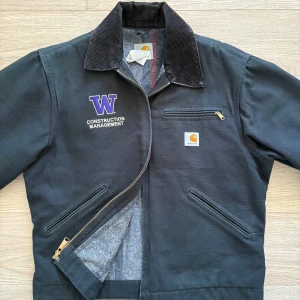 Carhartt detroit jacka - Carhartt WIP detroit jacka i storlek 40 motsvarande medium. Jag är 180 cm 72kg och den sitter bra. Autentisk och köpt på beyond retro så kan slänga med det kvittot.