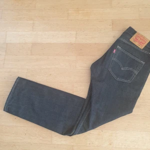 Marinblå Levi's 501 - Ett par skitsnygga marinblåa levi's 501 i superskick 💯🔥 |  Storlek 28/30 | Säljer de för tyvärr inte passar mig längre |  Skicka medelande om ni vill ha flera bilder, pris är diskuterbart