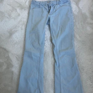 Ljusblå jeans - Ett par low waist ljusblåa jeans från Hm i modellen flared leg, storlek 158. Superfina jeans, säljer eftersom att de blivit för små🤗