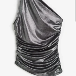 Fest topp - Säljer eftersom jag inte använder längre annars så är den väldigt fin och passar jätte bra till fest och sånt! Skriv till mig för mer information. Originalpiset 149 men säljer för 50