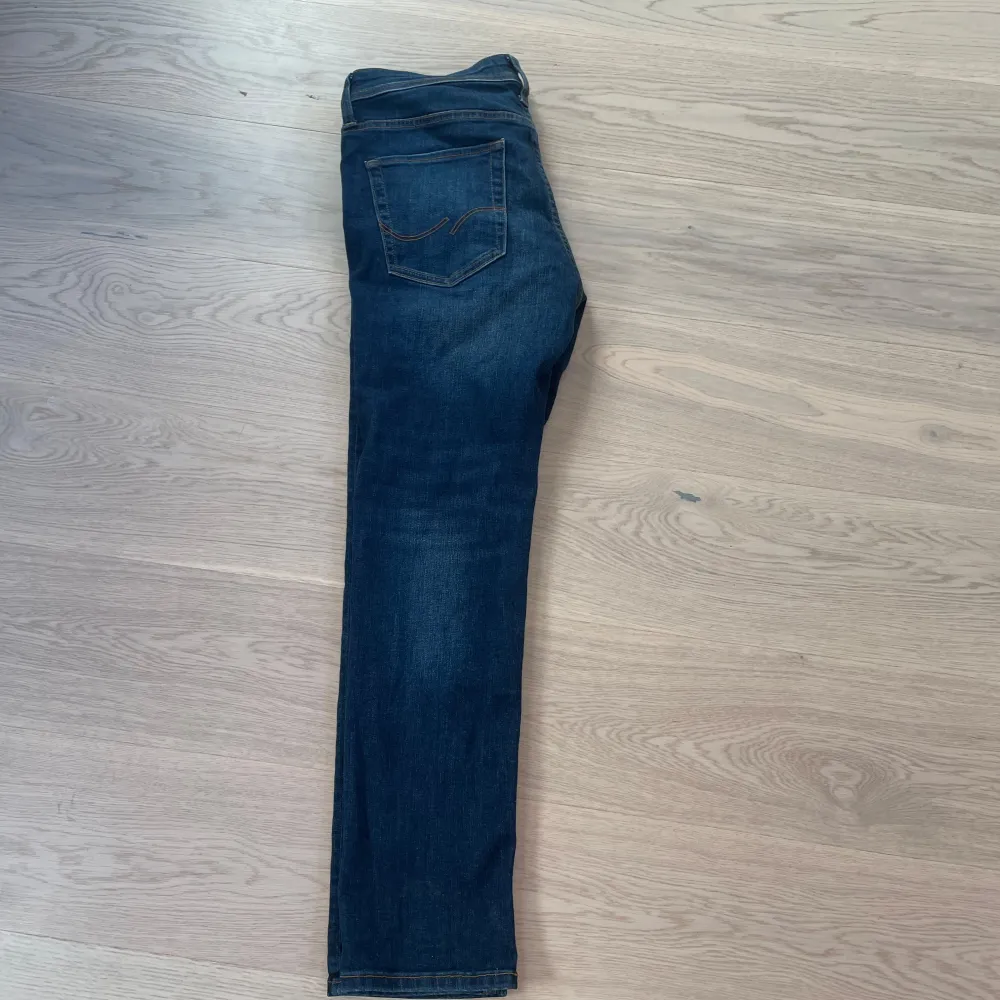 Säljer mina Jack&jones jeans efter som dem inte passar längre. Tvär feta jeans. Skriv om ni undrar nåt elr om fler bilder.. Jeans & Byxor.