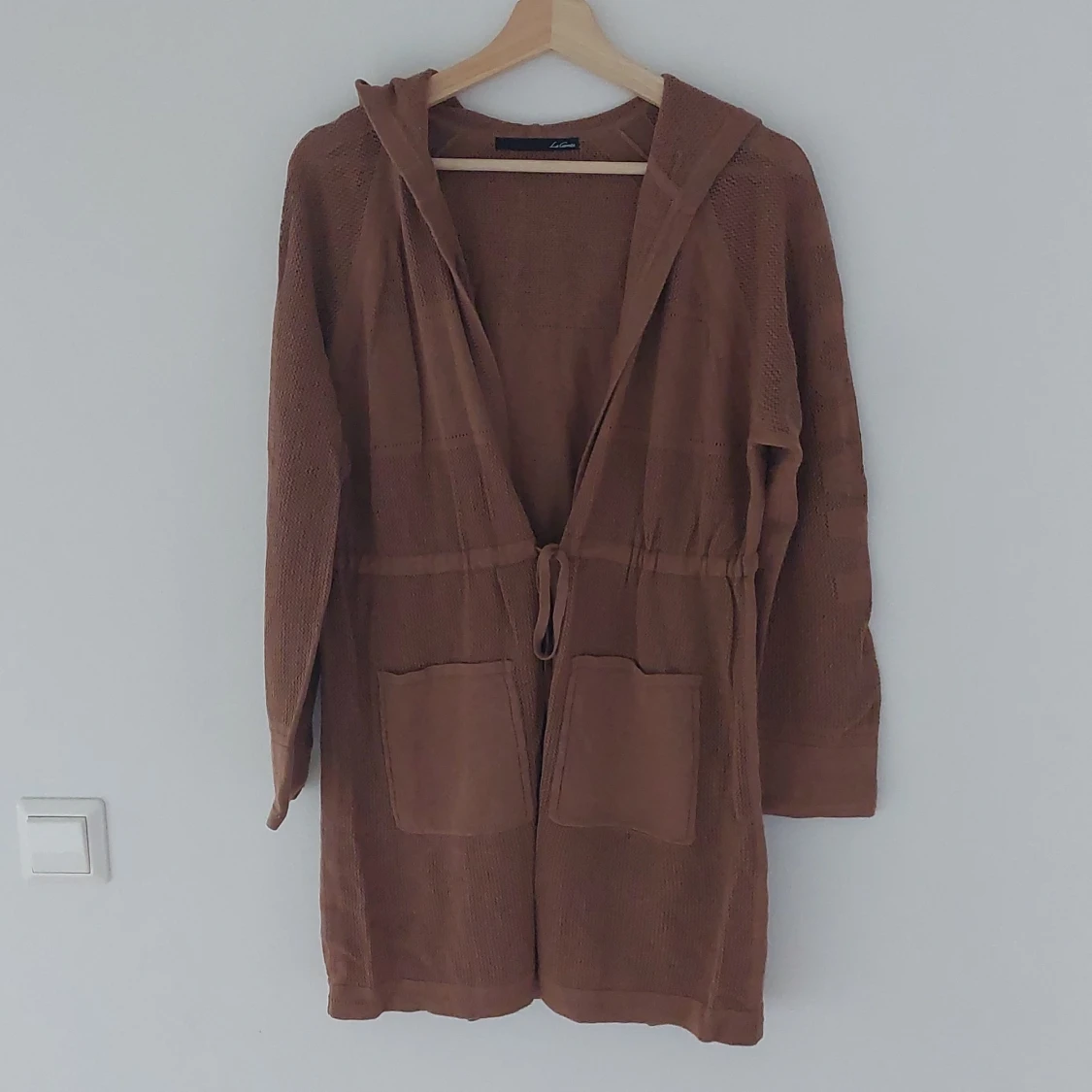 Brun finstickad kofta från LeComte