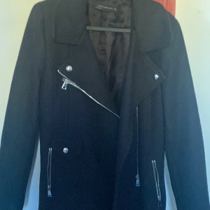 zara jacka - zara jacka som har använts bara några gånger. är i bra kondition och ser ny ut. 