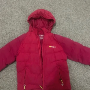 Rosa vacker tjock vinterjacka - Jag säljer en rosa vacker tjock och varm vinterjacka för små barn. Den är i bra skick och är väldig varm för vinter och har fickor och en luva den är en size 10 140-146. Den passar för barn som är 7,6,8,9