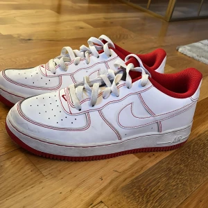 Red accent air force 1s - Dom är i bra skick inget hänt med dom är små på mig, jätte trendiga och stiliga pris kan diskuteras, ord pris 1000