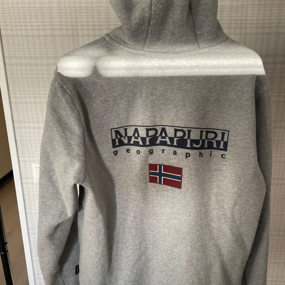 Skön napapijri, Stl M. Perfekt skick och lite använd. Kostar 1300kr ny. Tveka inte att ställa frågor. Hare bra!. Hoodies.