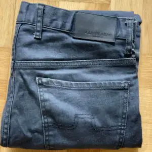 Ett par svarta J.Lindeberg jeans i fint skick. W33 L32. Slim fit. Hör av er ifall ni har några frågor!