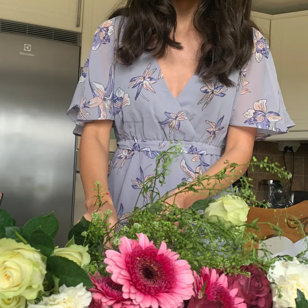 En fantastisk skön klänning med ett romantiskt tryck med blommor🤍🤍🤍. Mekot.