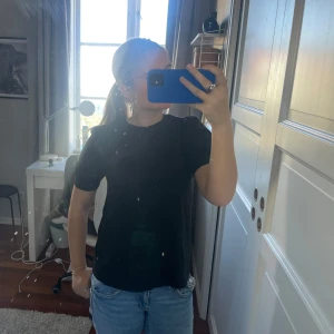 Tröja/topp  - En superfin topp från Vero Moda i storlek xs. Den säljs pågrund av den ej kommer till användning längre 💖