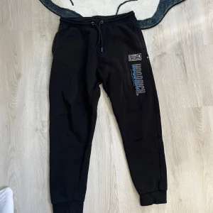 Hoodrich byxor - Måttligt använda, mycket gott skick. Storlek xl men sitter som M/L. Hoodrich är väldigt små i storlekarna.