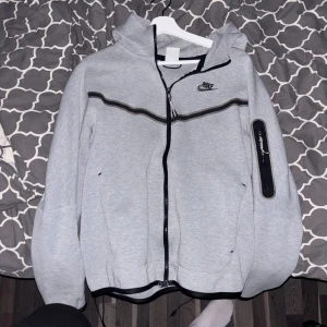 Nike Tech - Säljer min Nike tech, storlek S, fint skick. Kom med bud, kan fraktas om köparen står för frakt