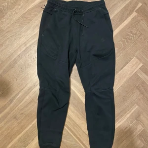 Nike tech fleece byxor - Knappt använda, skick 9/10 Storlek S 