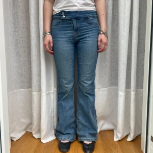 Lågmidjade jeans - Lågmidjade bootcut jeans med snygga knappar 💙🌟 tecken på användning längst ner på byxbenet Midja: 37 cm Innerbenslängd: 77 cm