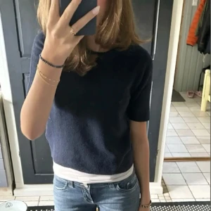 Stickad t shirt  - marinblå stickad t shirt från nelly, använd 1 gång så jättebra skick (lånad bild)