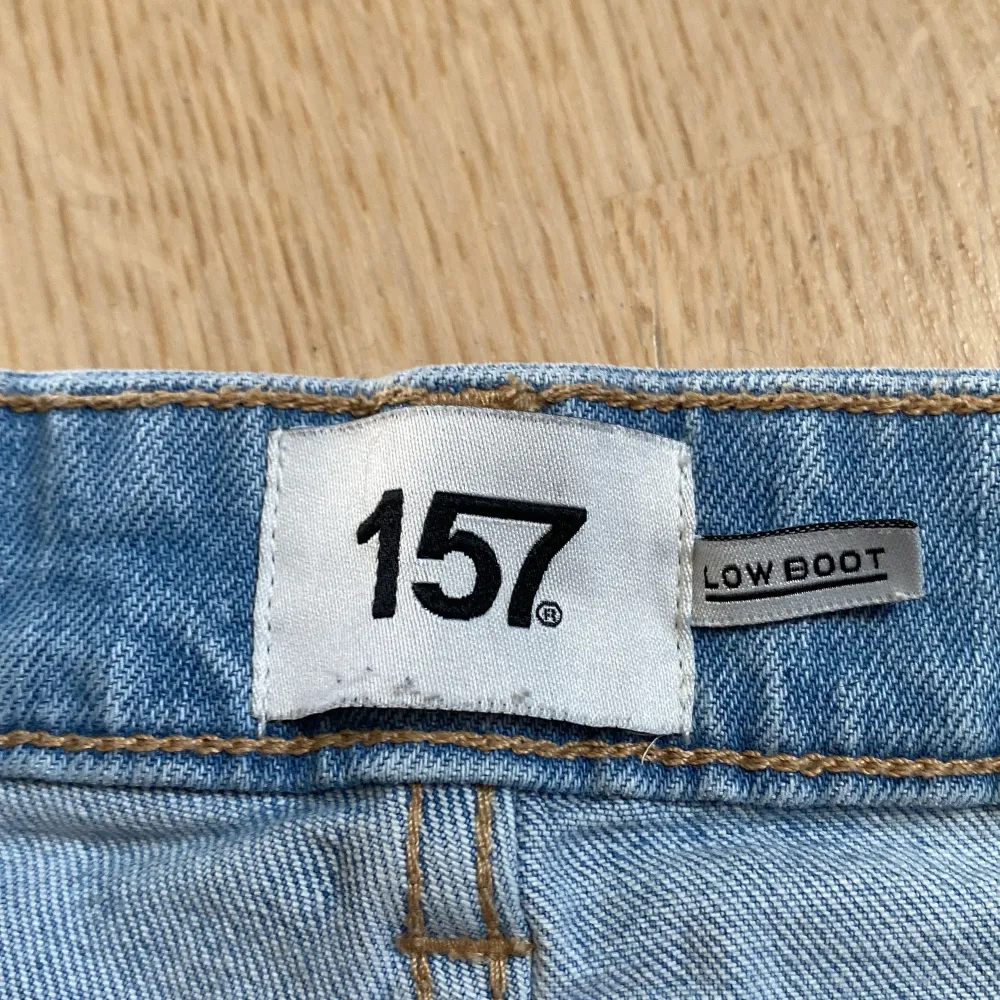 Blå bootcut low waist jeans i storlek S, short lenght. Säljer pågrund av att de är för stora för mig. Använts endast ca 4 gånger så bra skick☺️ nypris 400kr säljer för 300kr. Tvättas innan jag postar :) inga täcken på användning. Jeans & Byxor.