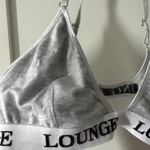 BH från Lounge - Relativt ny bh/topp. Den är för liten därav säljs den. Nypris är 400kr  Kan säljas för 200kr med frakt!