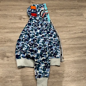 Bape zip hoodie - Aldrig använd. Finns etikett och påse till.
