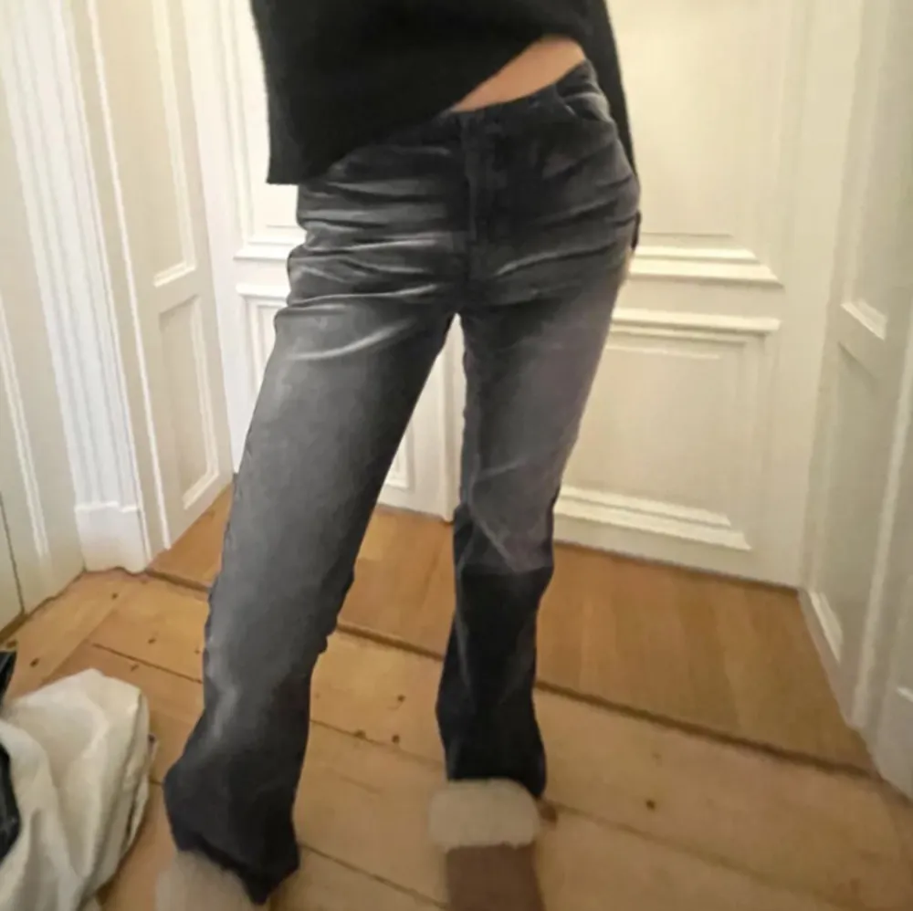 Jätte coola weekday byxor i manchester material! Bra skick. Lånade bilder men dom ser ut exakt som på bilden. Strl 36 passar folk under ca 170cm. Använd gärna köp nu. Jeans & Byxor.