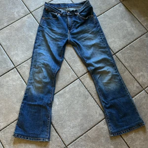 Midwaist levis bootcut jeans - Snygga midwaist jeans från levis som tyvärr var för korta för mig. Midjemåttet är 35 cm och innerbenslängden är 68cm💕 