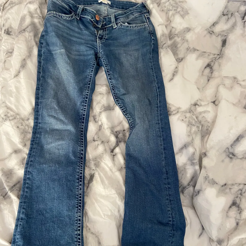 Säljer dessa jättefina lowwaist bootcut byxor från Gina. Säljs då de inte används❤️ defekter på bild 4, skriv för frågor mm❤️. Jeans & Byxor.