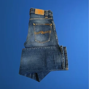 Nudie Jeans Grim Tim - Hej, säljer dessa snygga jeans ifrån nudie.👀🫵🏻 De är i sprillans nytt skick 10/10🤩🥂! Nypris 1600kr👌🏻. Frakt sker med instabox eller PostNord inom 1-2 dagar✅🍂🍁