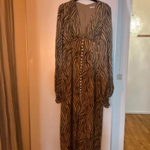 Adoore klänning - Helt ny Adoore klänning strl 42